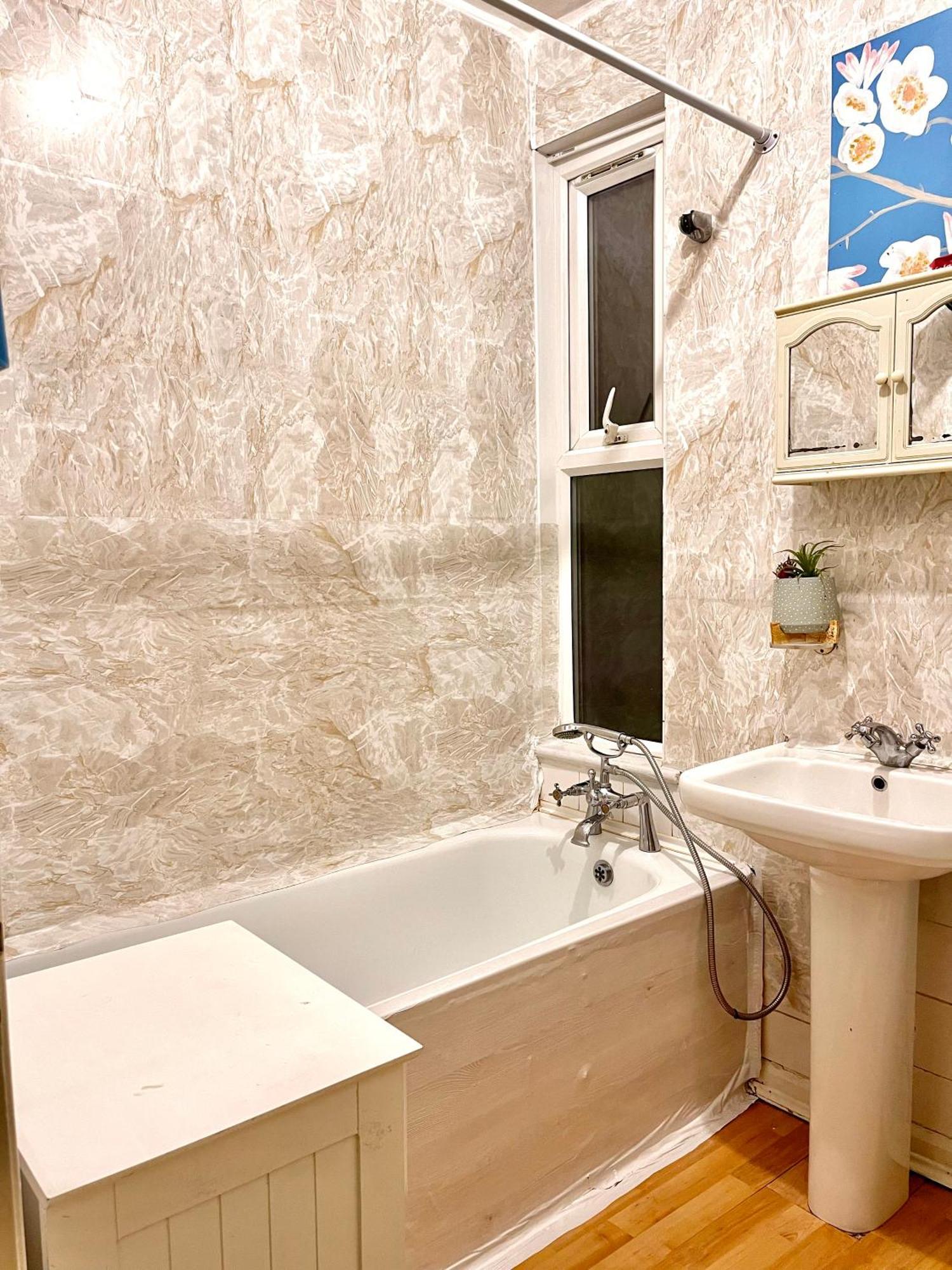 Comfy Double Bedroom With A Private Toilet London Kültér fotó