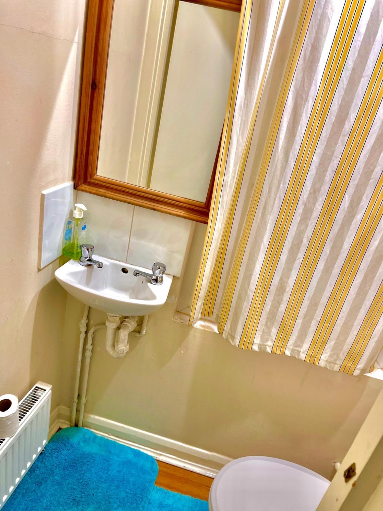 Comfy Double Bedroom With A Private Toilet London Kültér fotó