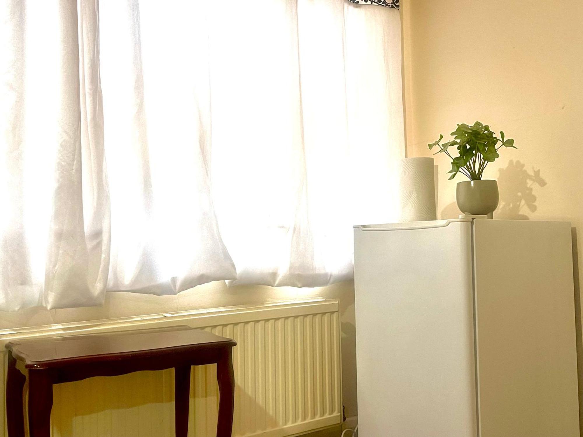Comfy Double Bedroom With A Private Toilet London Kültér fotó