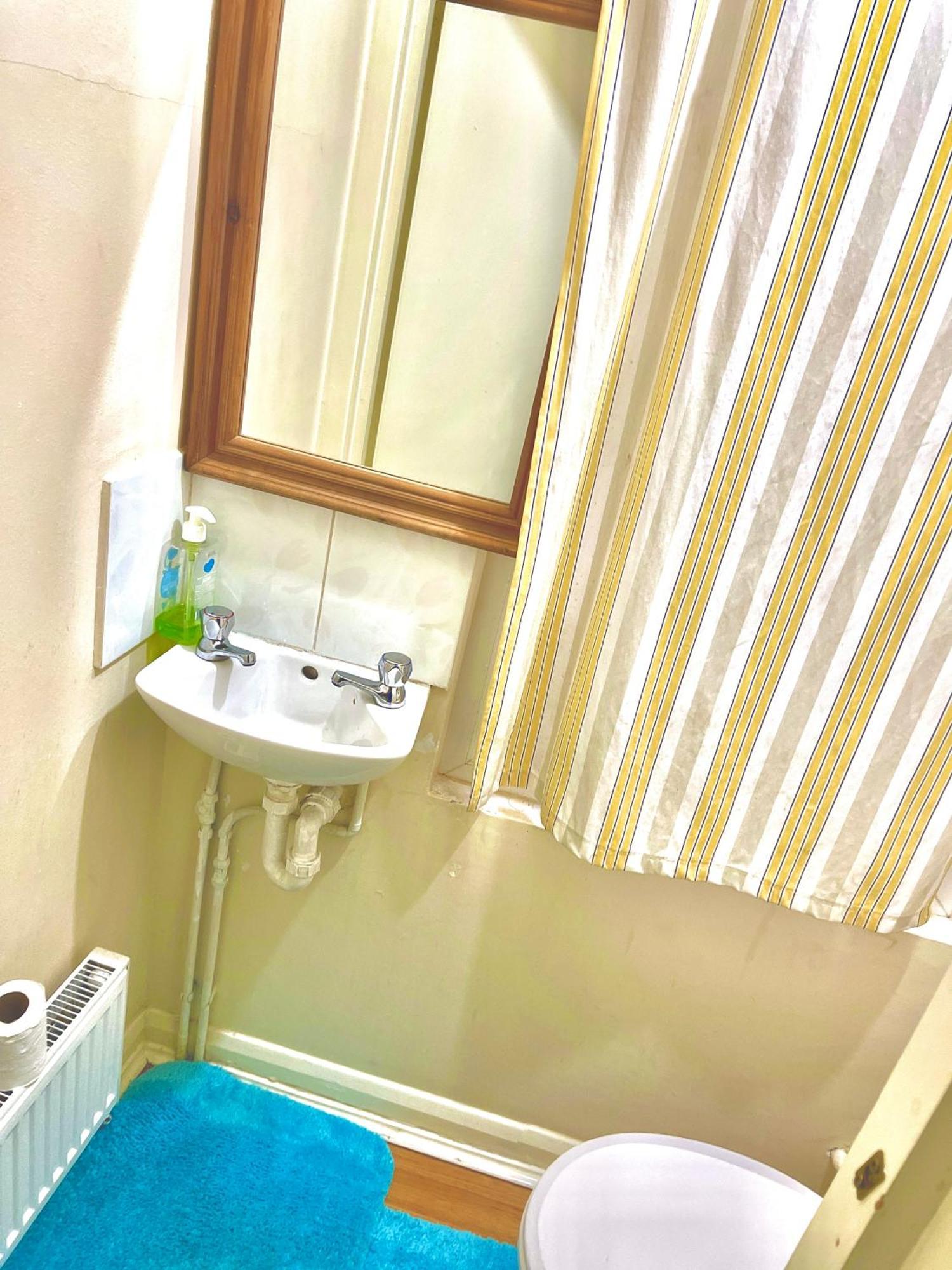 Comfy Double Bedroom With A Private Toilet London Kültér fotó